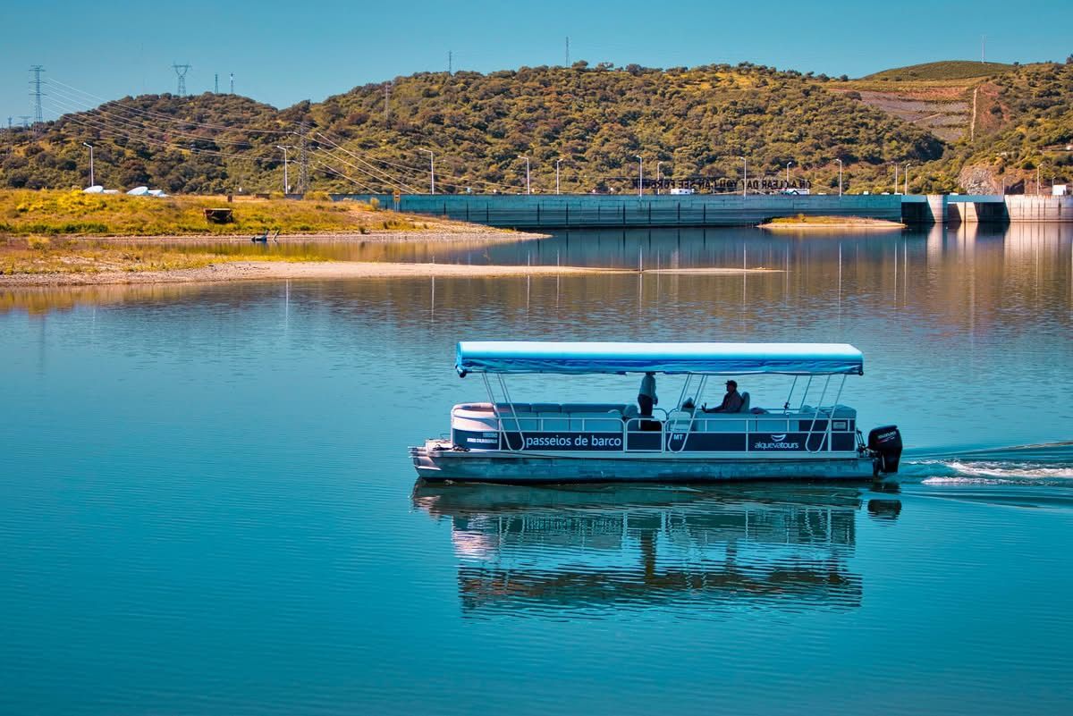 Barco de passeios a navegar no lago do Alqueva