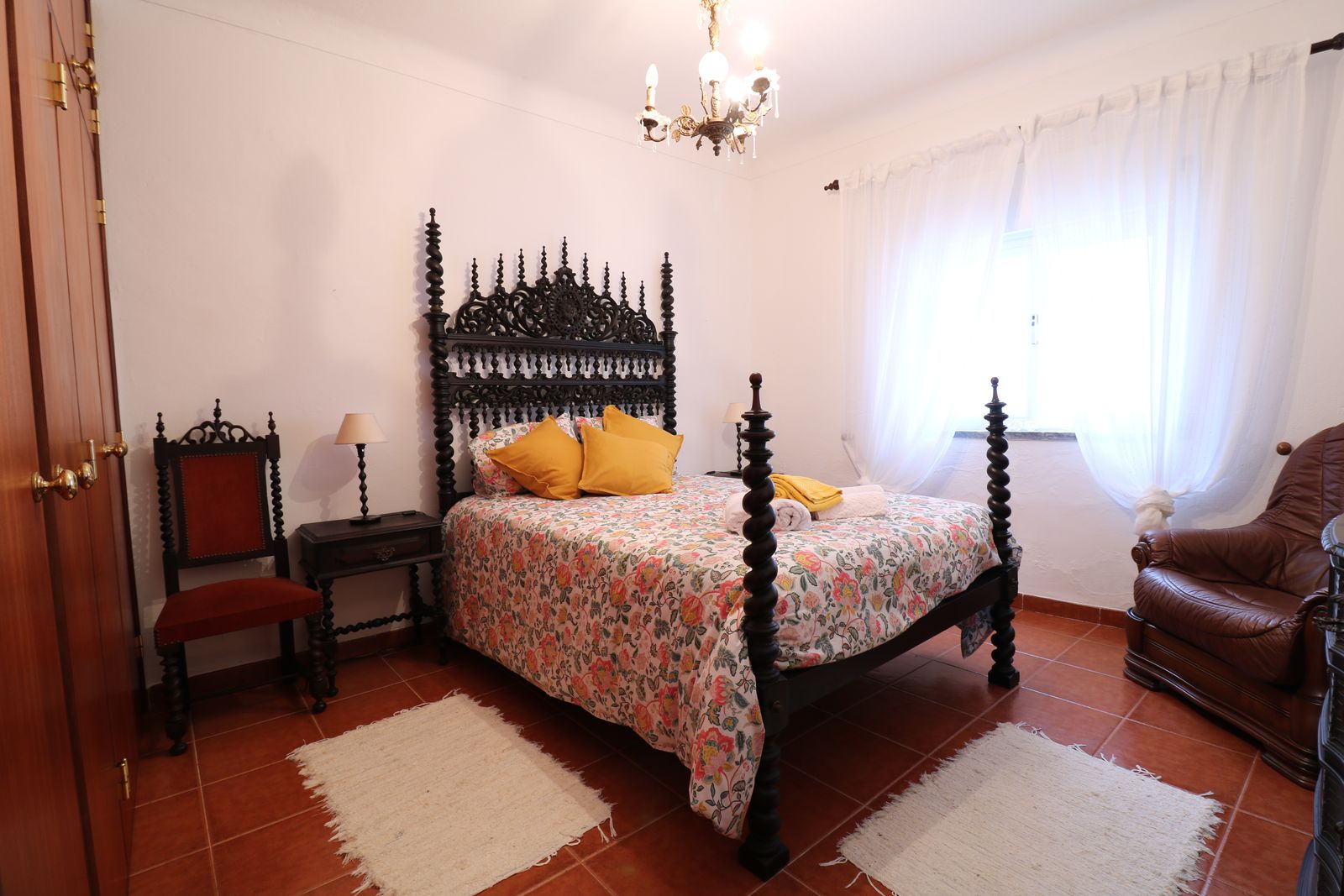Quarto Amarelo, com cama de casal em madeira torneada escura