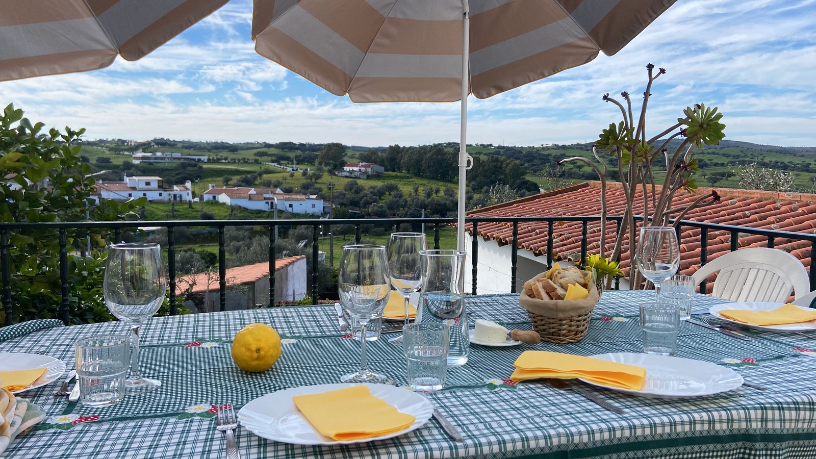 Mesa posta no terraço, com vista para a planície alentejana