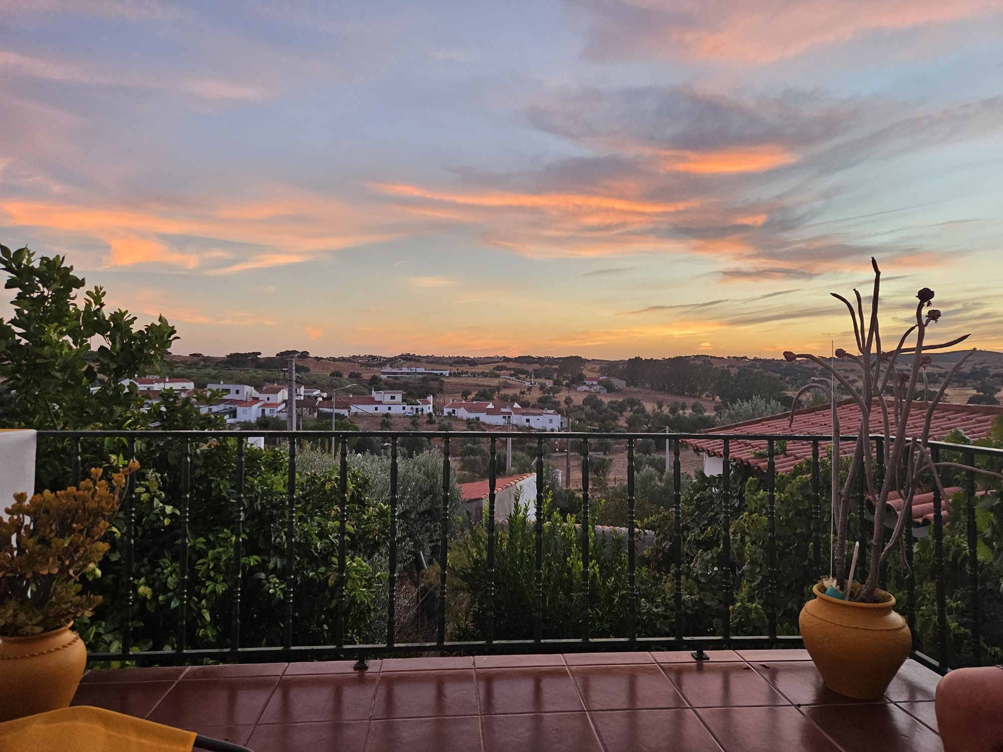 Pôr do sol visto do terraço da casa, sobre a aldeia e a planície alentejana